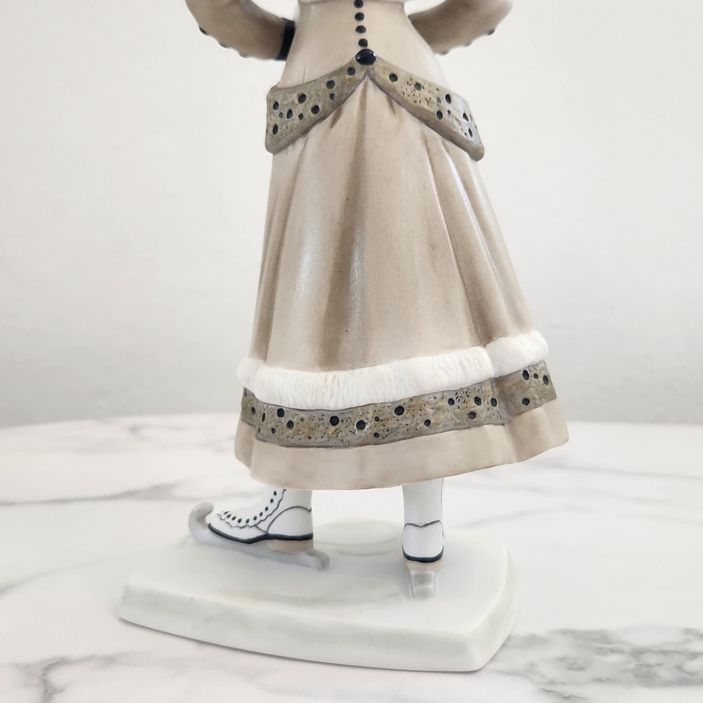Avon Mrs. Albee 2014 Figurine  Collector’s Edition - Picture 5 of 16